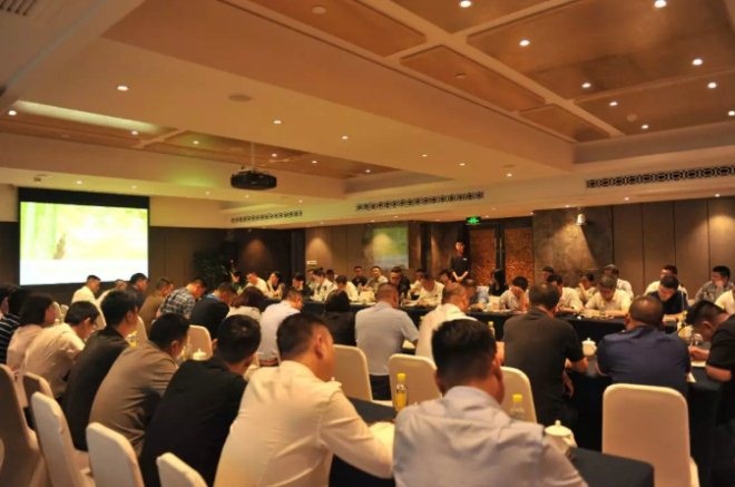 星巴克推出彩虹扎染星冰乐,扎染星冰乐