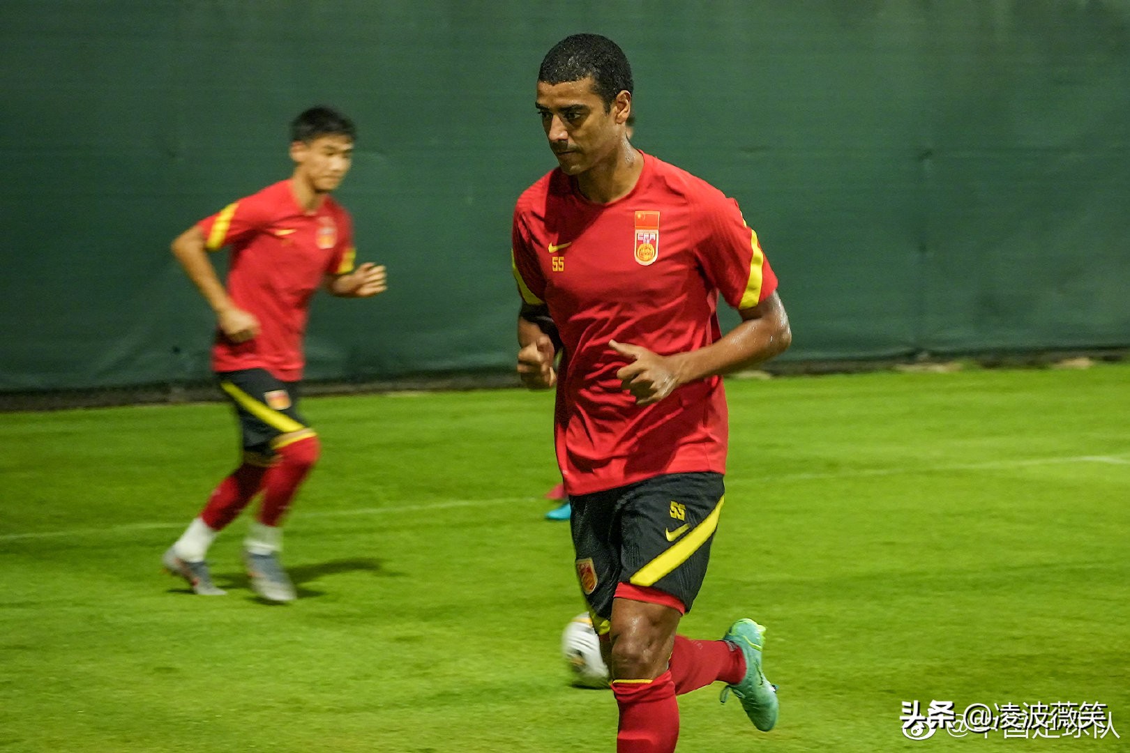 国足沙迦场地首训：蒋光太吴曦汗涔涔，王大雷腰部不适缺席