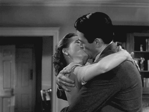 接吻时有生理反应？更尴尬的是牙黄还有口臭好吗…