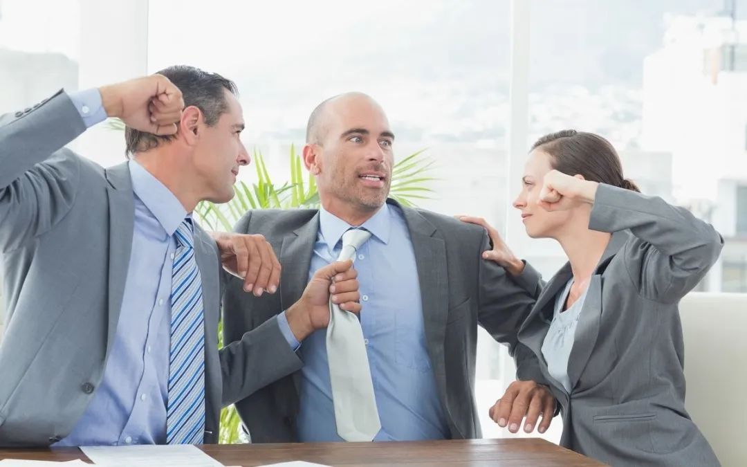 职场上,你被同事孤立了怎么办?高情商的人,都从这3点分析应对