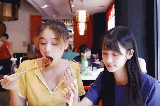 排队两个小时才吃上火锅,排队两小时也要吃到的烤鱼