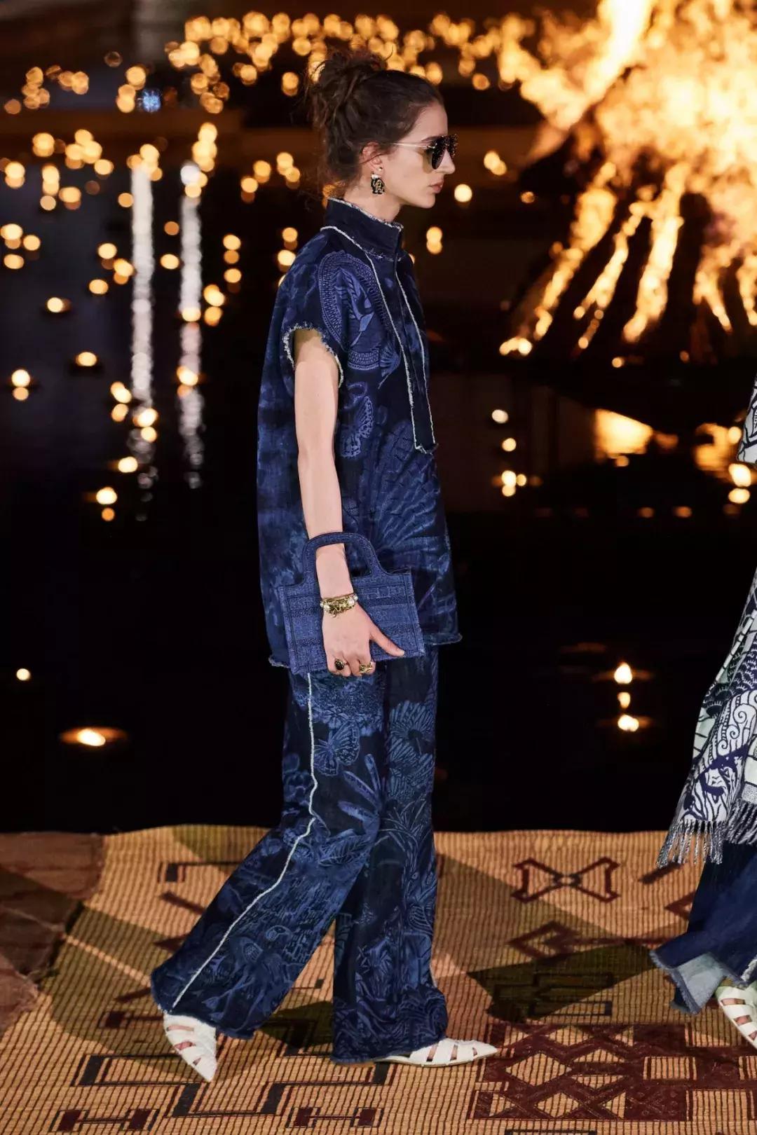 在摩洛哥皇宫，穿拖鞋看秀，是什么体验？