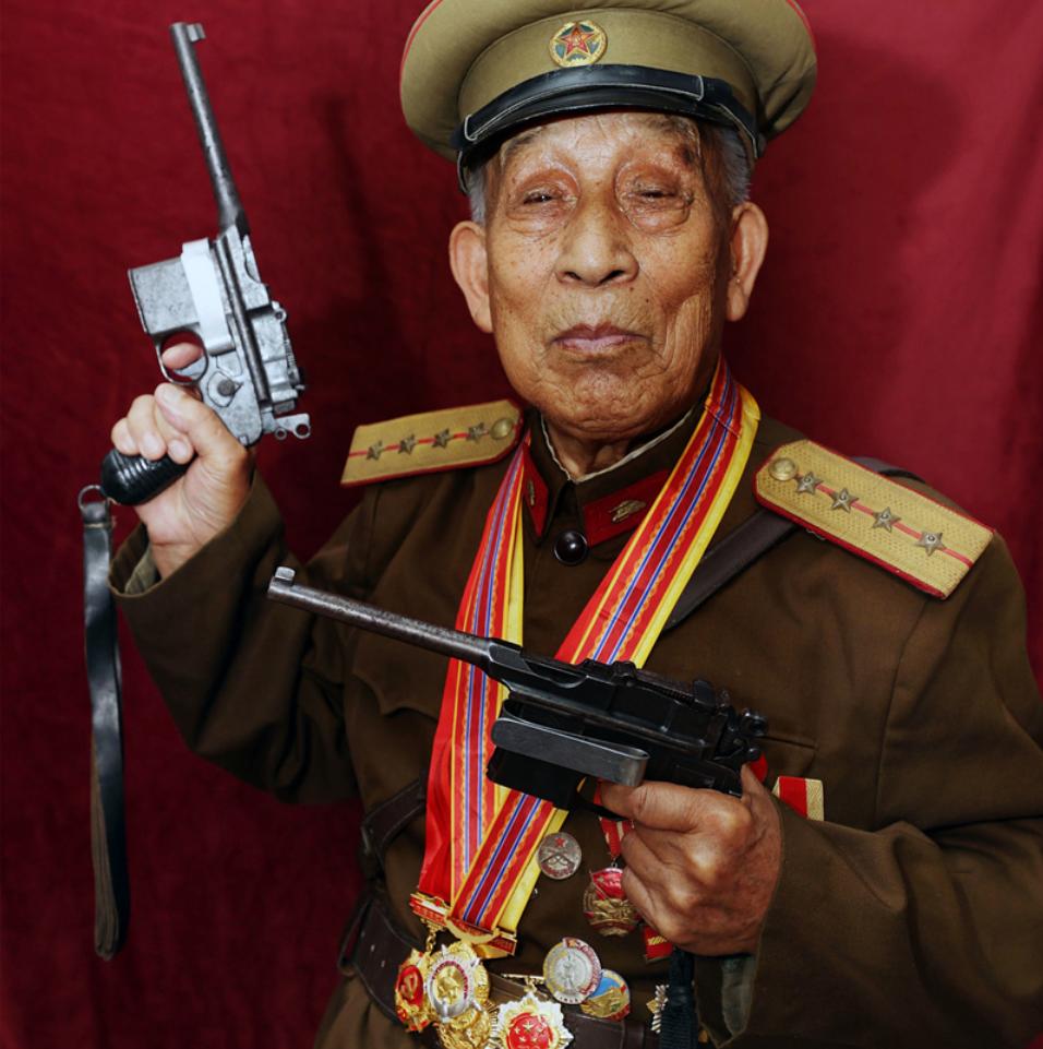 山东97岁老人手握双枪,山东97岁老人手持双枪