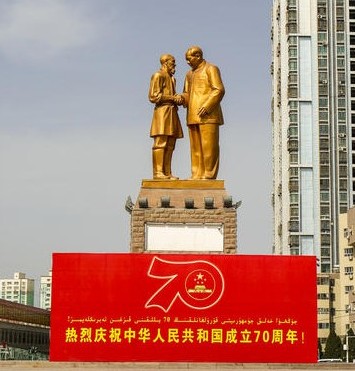 *疆新**库尔班大叔骑驴去北京面谢毛*东泽**，见面时却说：想要条绒布