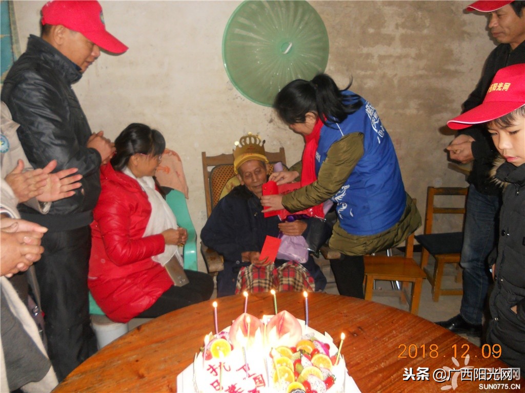 爱心志愿者给老人过集体生日,志愿者为103岁抗战老兵庆生