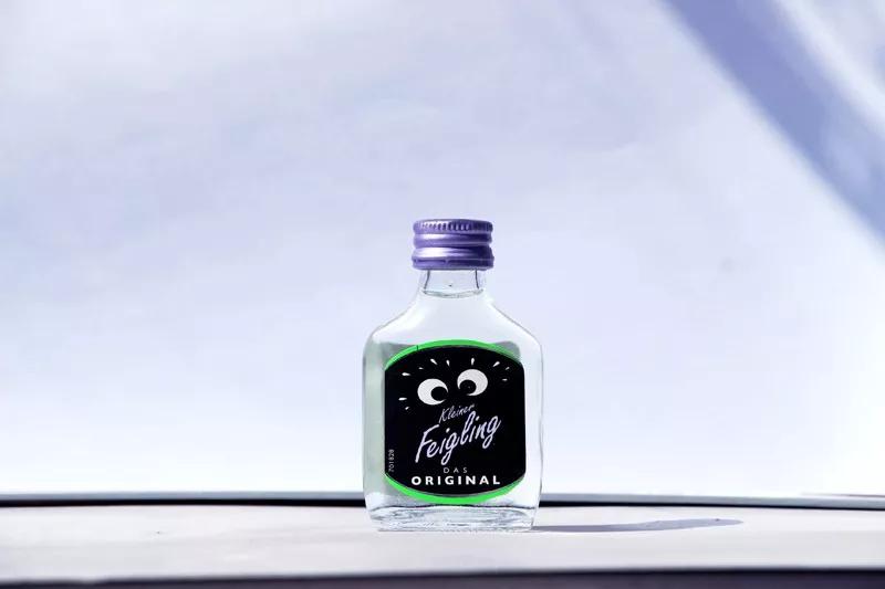 这些可以揣在裤兜里的酒，一遍走一边喝，好看又拽瞬间起范