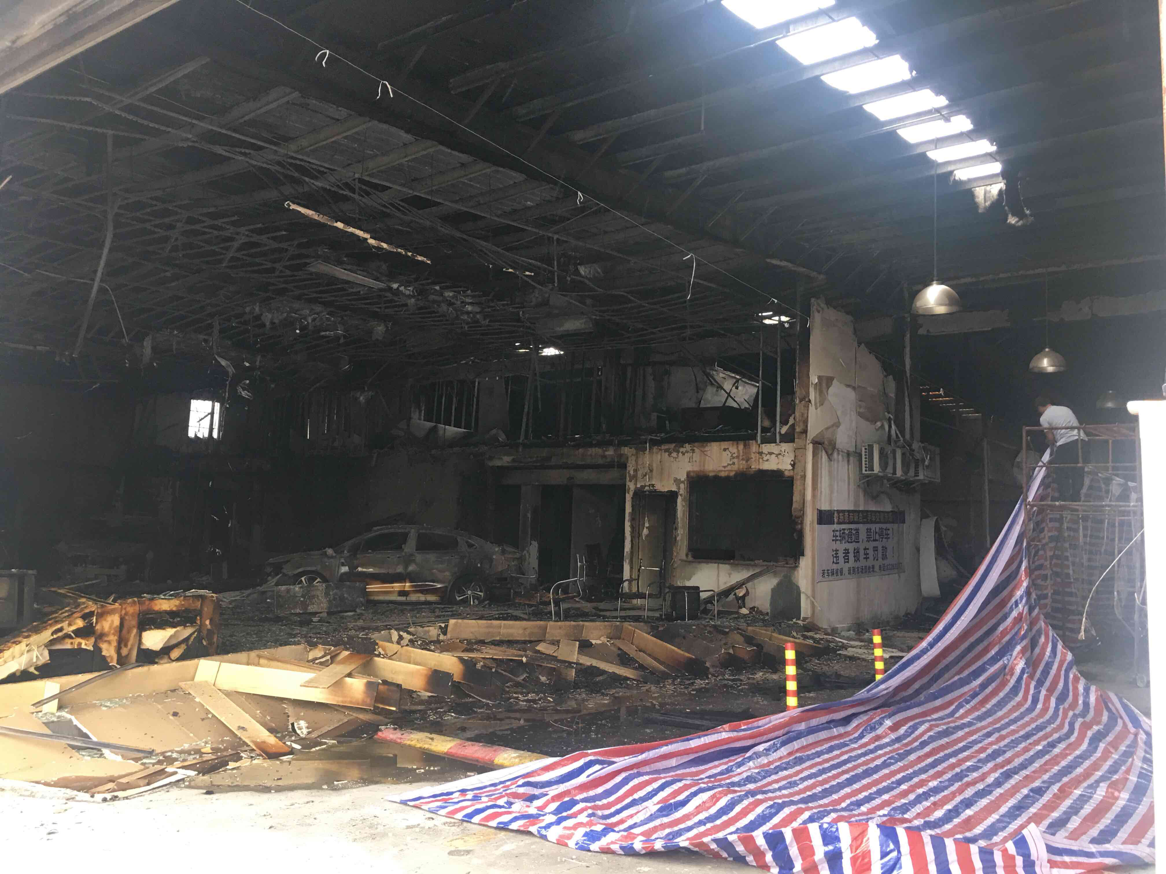 东莞男子凌晨开车冲撞店铺,广东一男子酒后砸车事件