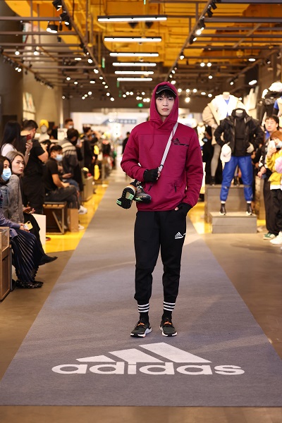 阿迪达斯ozweego春季新款,阿迪达斯新品来袭