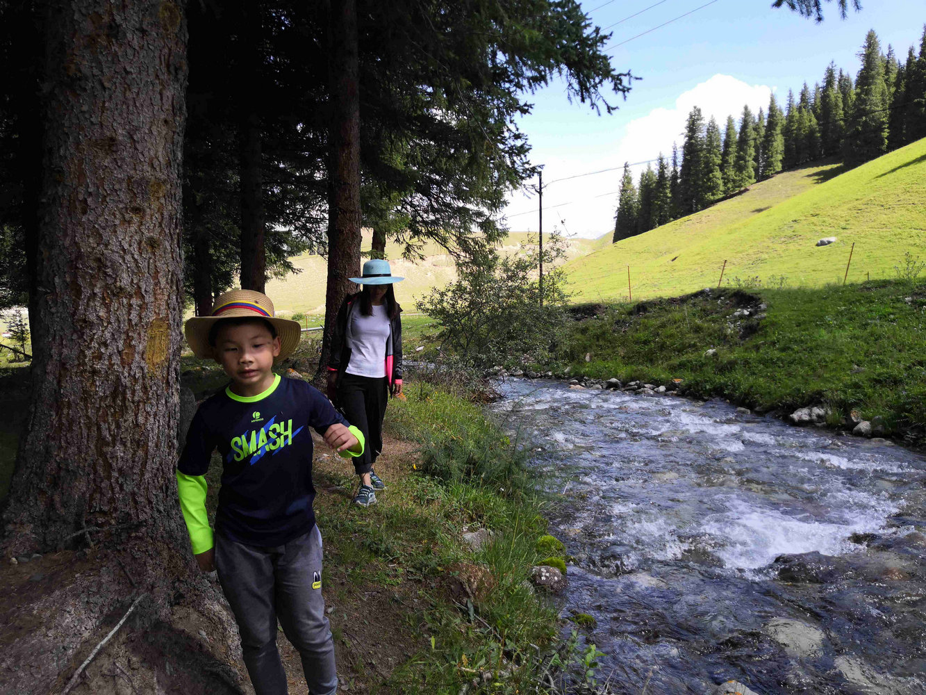 与*疆新**旅店老板共餐，直夸我土豆丝炒的好吃，后请我吃羊肉大餐