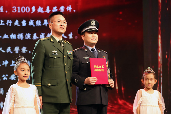 “爱民固边直通车”荣膺2018年内蒙古十*法大**治事件