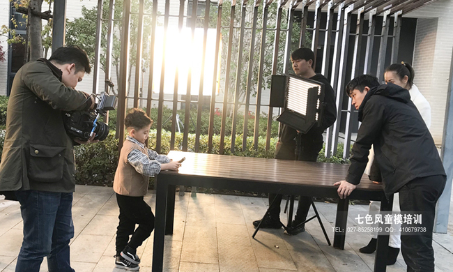 冬日里的暖阳武汉儿童模特比拉力出镜企业宣传片