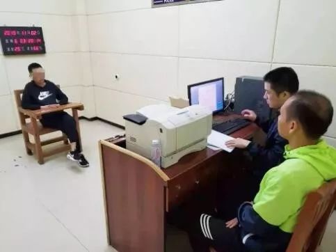 露骨“小卡片”牵出招嫖窝点...