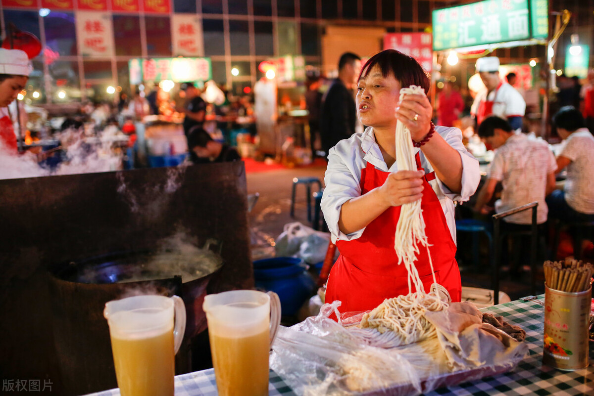 女子投资400开米粉店,开间桂林米粉店一个月能赚多少钱