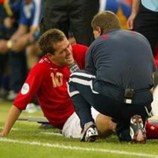 欧文成为传奇巨星,追风少年欧文为英格兰队竭尽全力