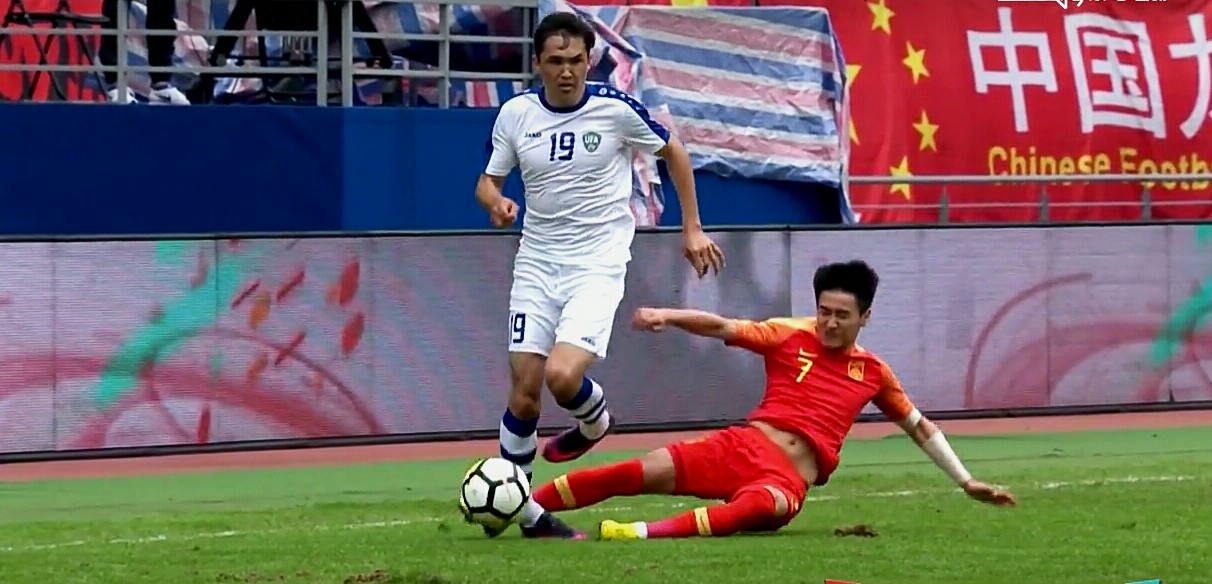 乌兹别克韦世豪,乌兹别克球员放倒韦世豪