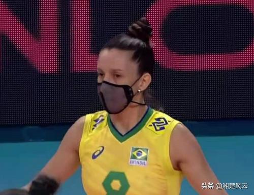 轻视的巴西教练，队员戴口罩比赛和丢分发怒，中国女排以胜利回击