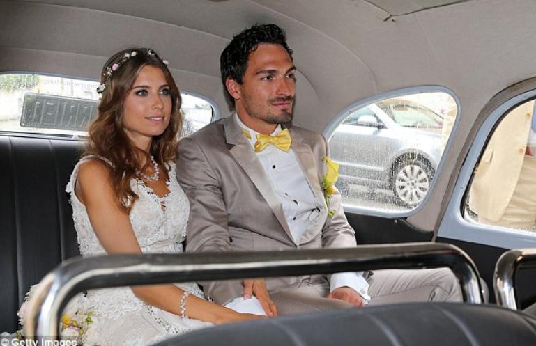 胡梅尔斯的趣事：在队内和莱万动手，女友被评为德国最美太太