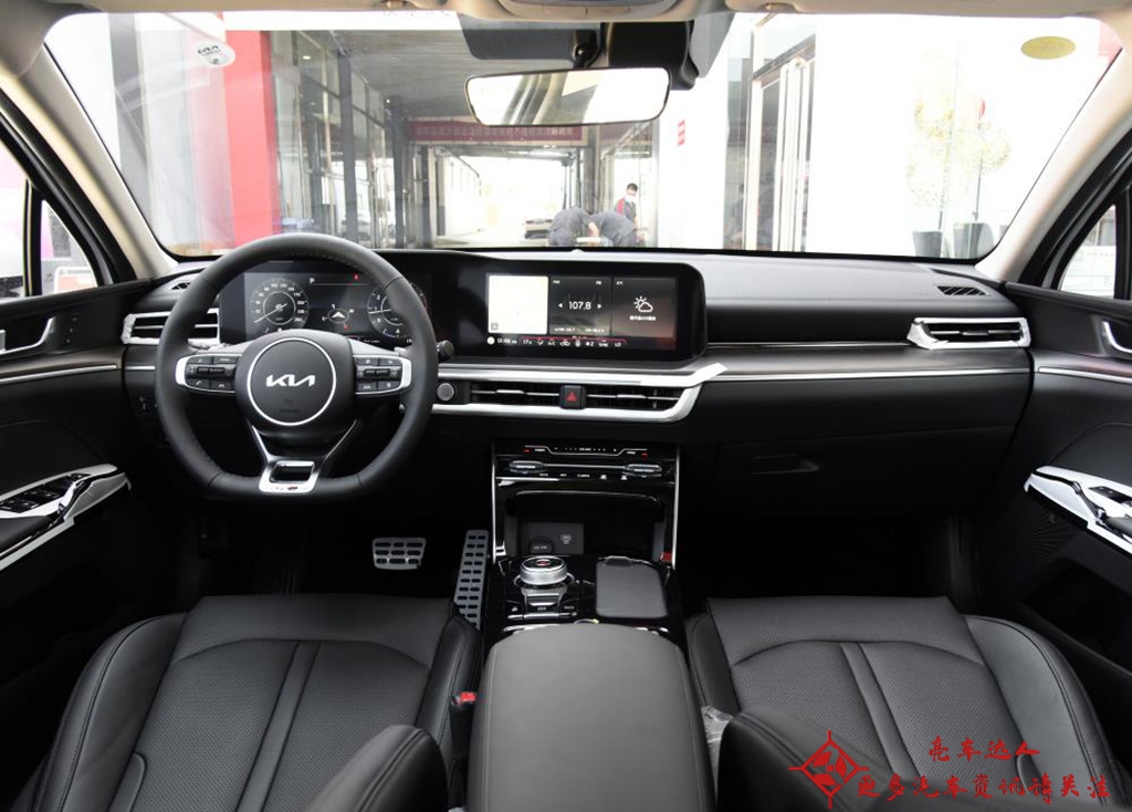 起亚k52021款380tgt-line焕新版内饰,11万公里的起亚k5还值得买吗