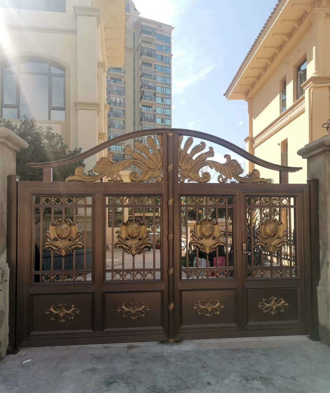 双开铝艺大门安装,双开铝艺大门