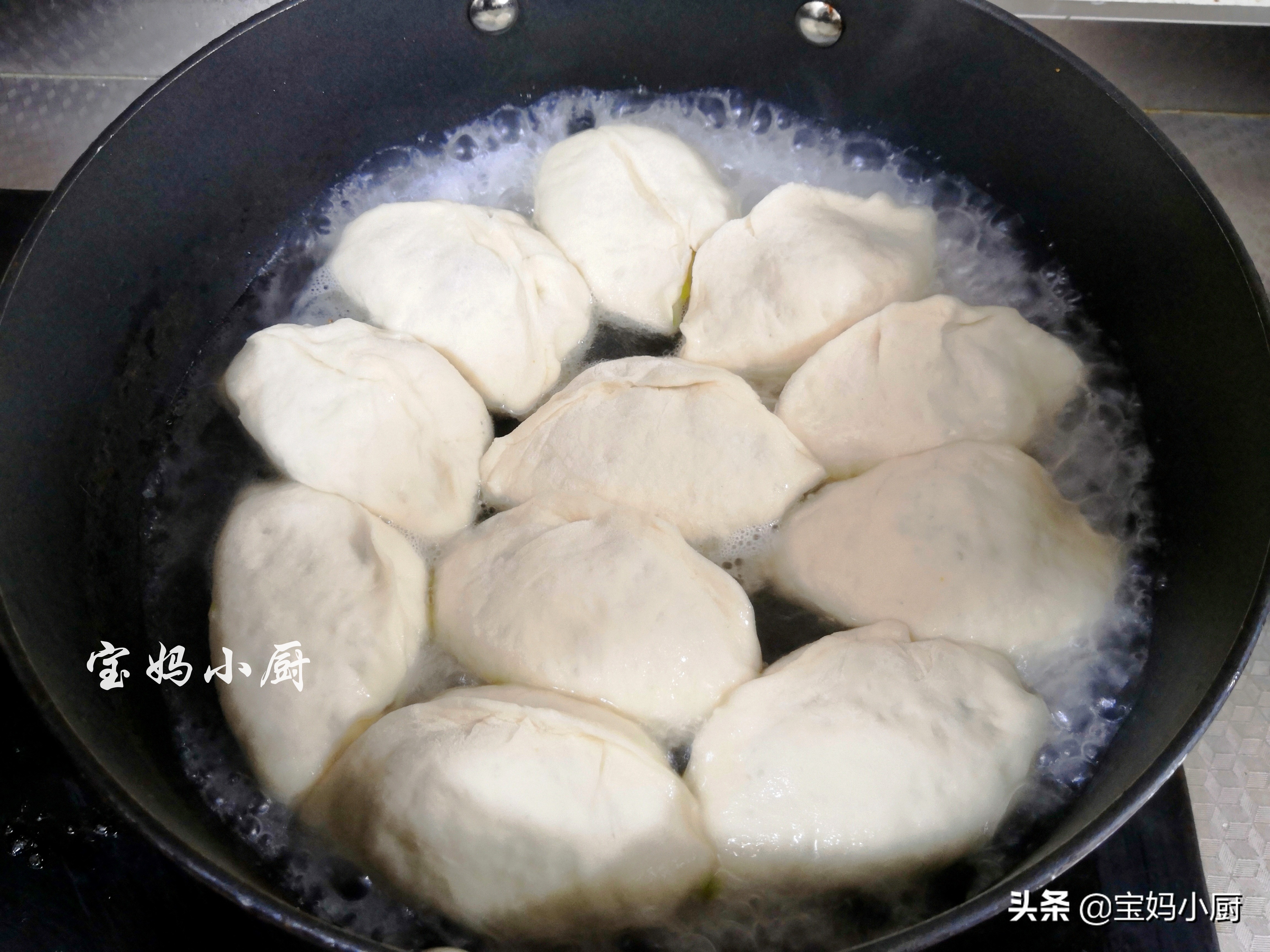 水煎包做早餐，脆底暄皮馅更香，快手上桌有窍门，照着做你也行