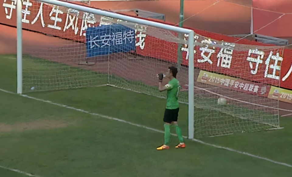 足球史上无法超越的经典镜头搞笑,足球搞笑集锦疯狂的足球21年