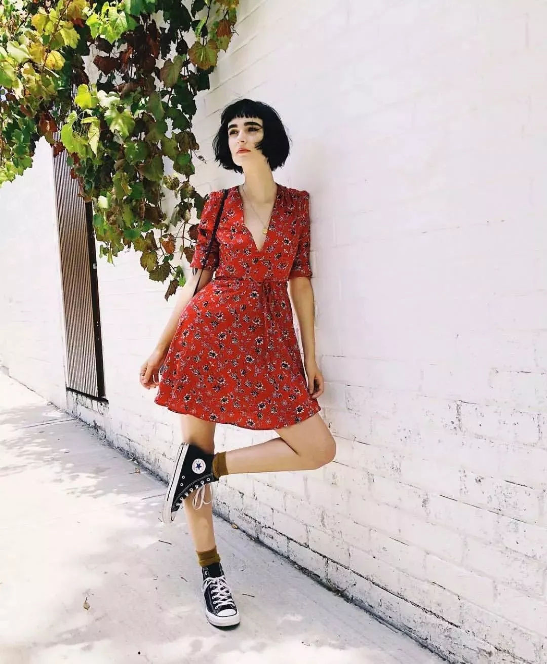 新款妈妈装修身显瘦碎花裙,绿色碎花裙搭配帆布鞋好看吗