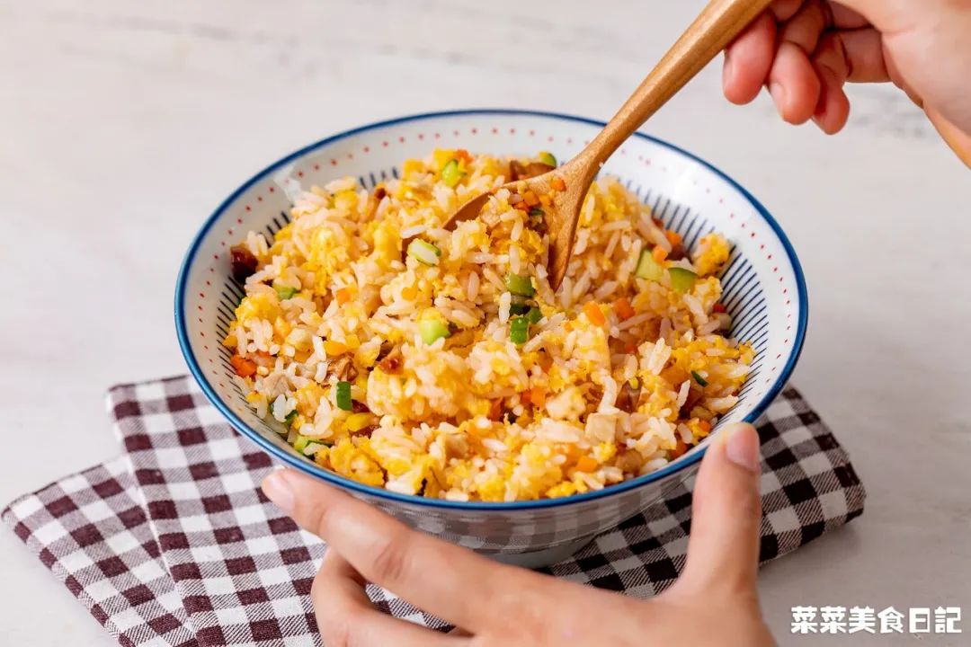 上班族午饭微波炉加热,微波炉解决一日三餐