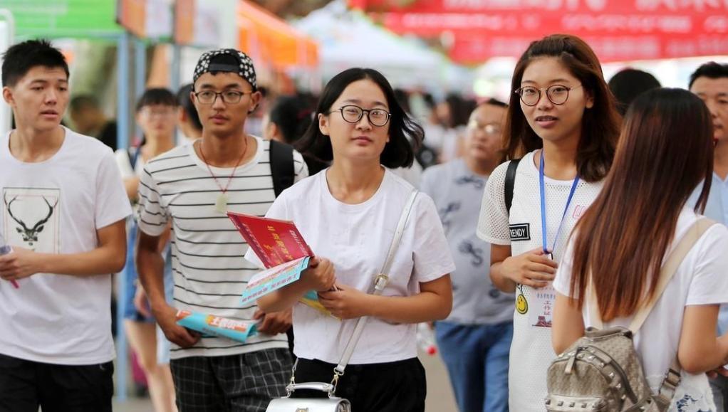 选调生晋升真有那么快吗,普通选调生和公务员哪个难度大