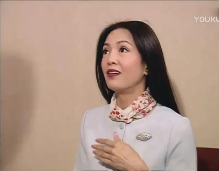 还记得2000年拿下黄子华的中环女律师MissMo穿过什么吗？