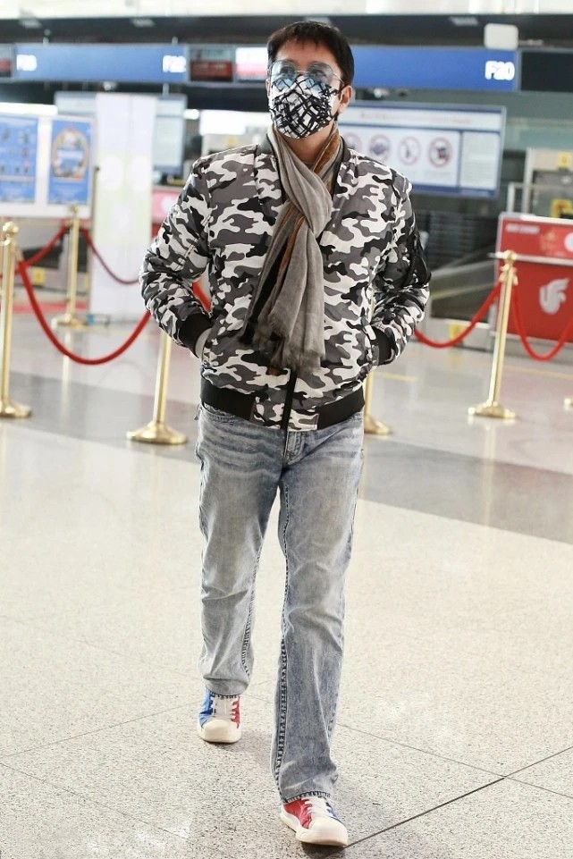 蔡国庆夹克搭配图片,蔡国庆春秋土黄色裤子穿搭