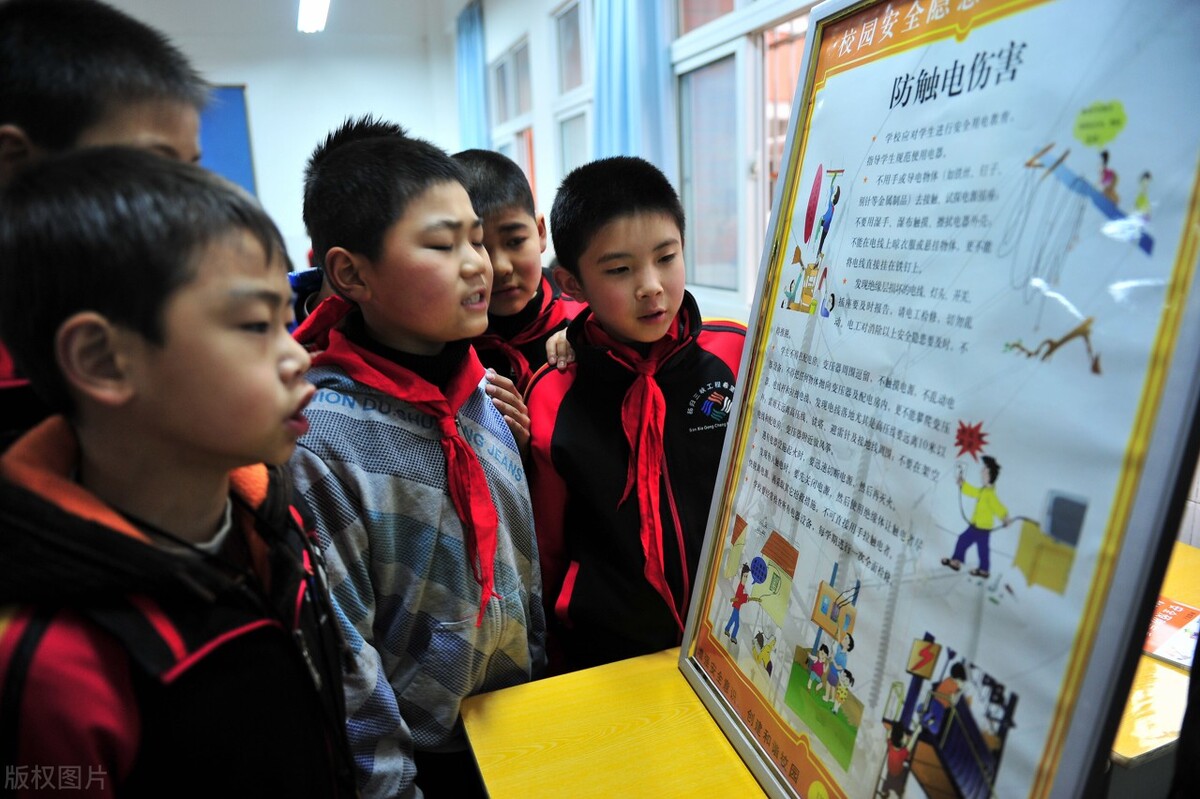 孩子碰插座危险,2岁小孩被插座电了