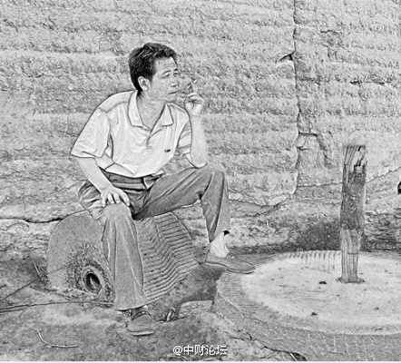 我……把锹插入土中，试探地的墒情。