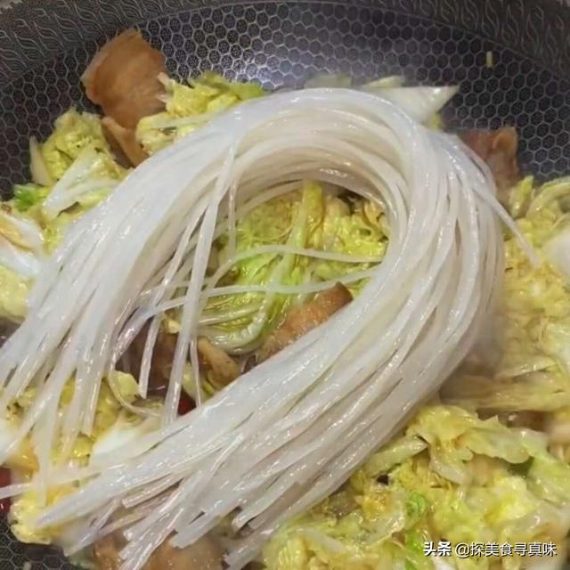 好吃的白菜炖粉条做法,白菜炖粉条白菜提前用水焯吗