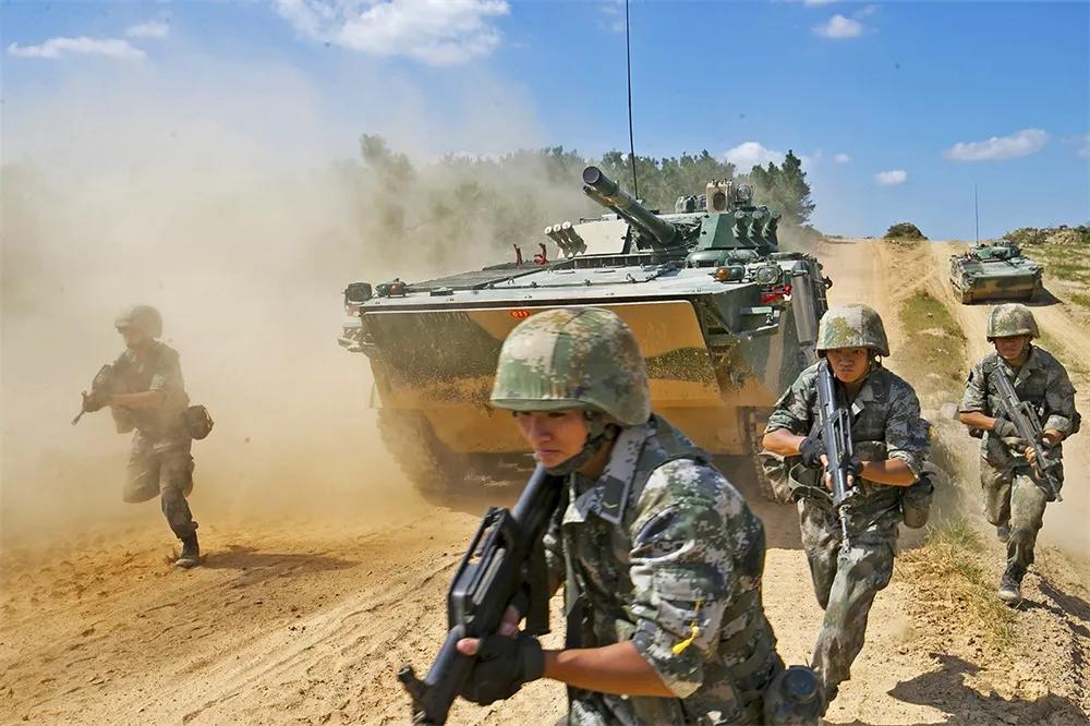 弘扬雷锋精神争当时代楷模,王杰两不怕战斗精神事迹视频