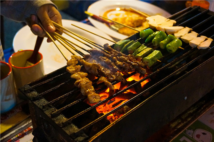 98年小伙开烧烤店3个月赚60万,75后老板开烧烤店利润