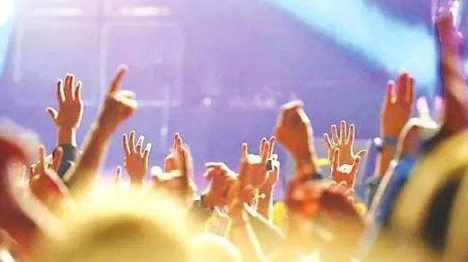 求婚迪丽热巴男子,神秘男子现场向迪丽热巴求婚