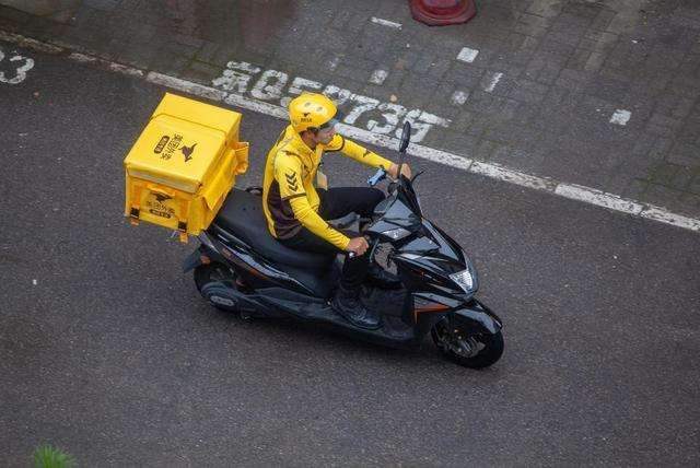 外卖小哥无所不能帮女士买卫生巾,外卖小哥给顾客差评