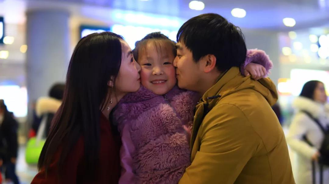 春运路上的幸福,高铁上的春运流动的年俗年味