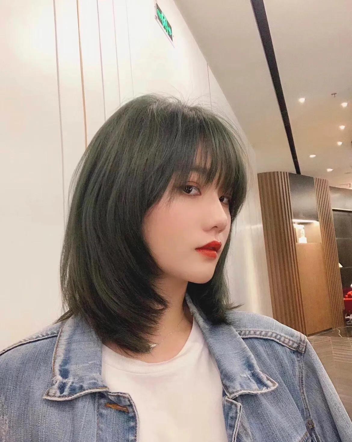 适合小脸的烫发中短发夏季,这个季节最流行的短烫发