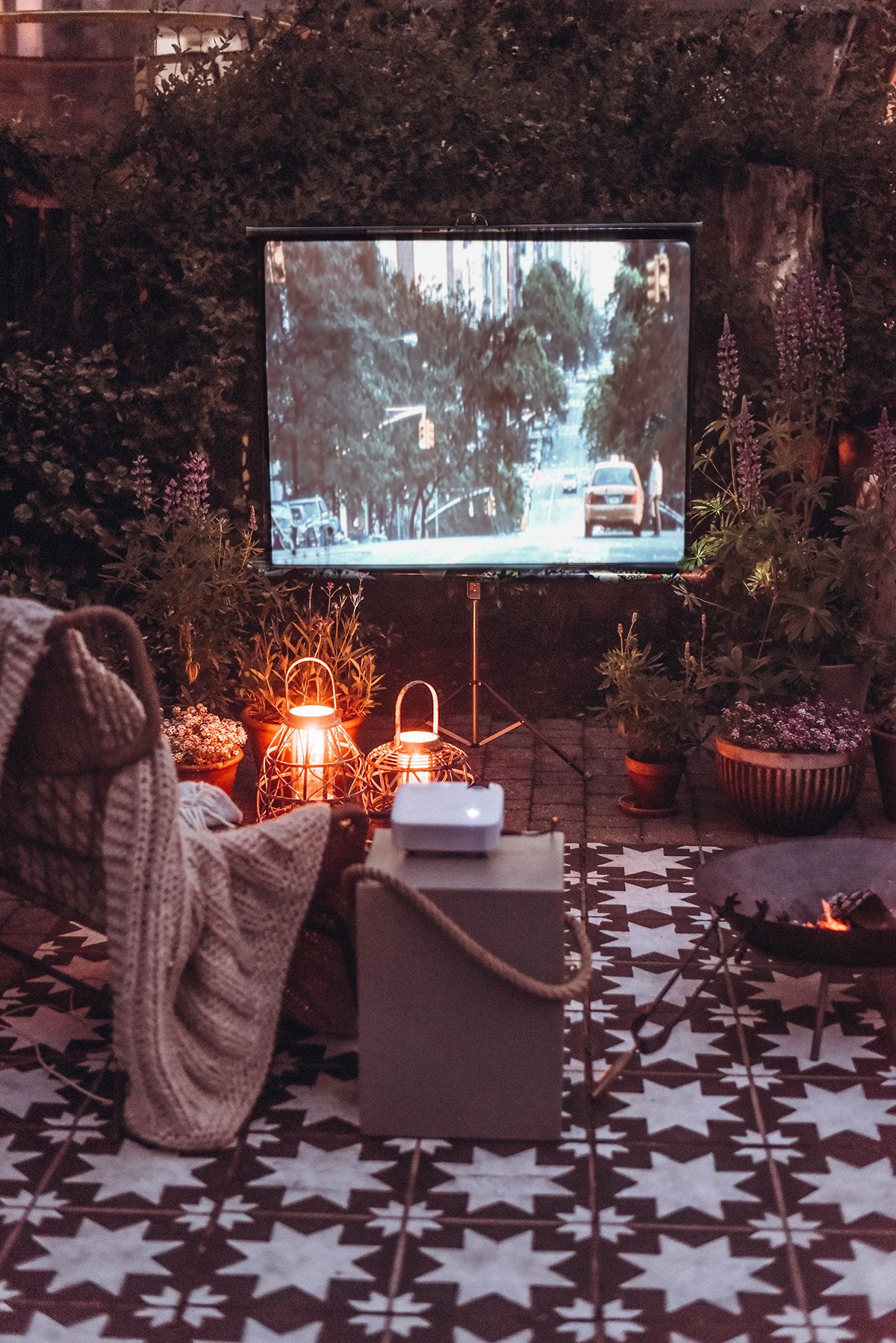 尽享奢华的户外电影体验：在家中创造一个浪漫的花园电影院