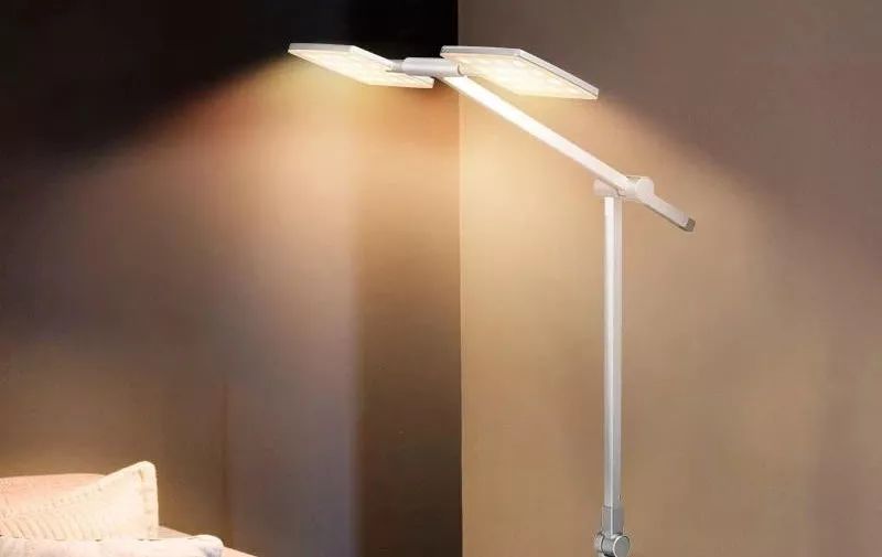智能护眼有设计感的台灯,用心设计自动调光护眼台灯更智能