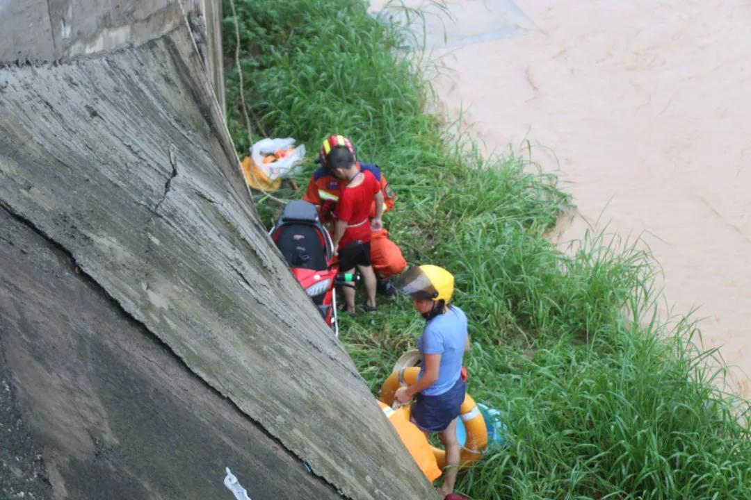 深圳暴雨致多人被困消防紧急救援,深圳暴雨引发洪水浸死车内司机