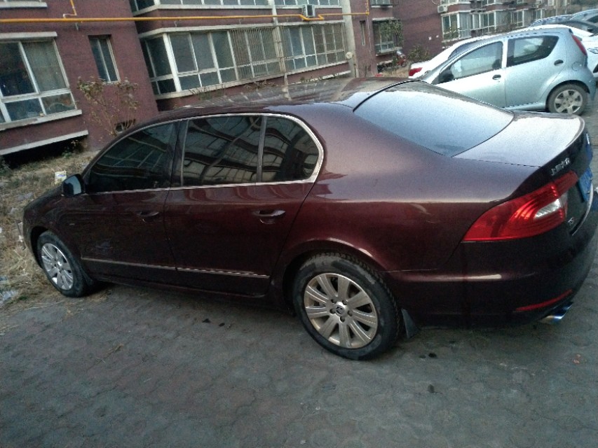 远看是黑色近看是绿色的车,远看是车近看是车