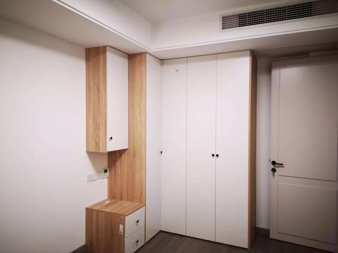 衣柜定制效果黄色原木,全屋定制白色衣柜轻奢效果图