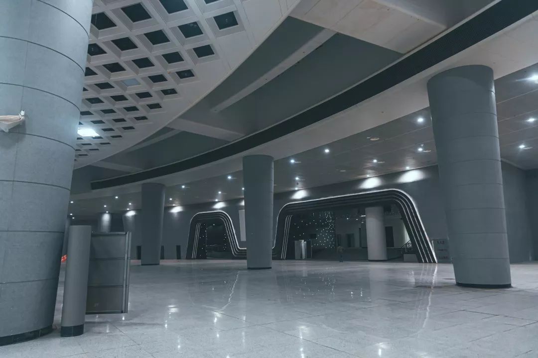 光谷广场地下综合体照片,光谷地下综合体和地下长廊