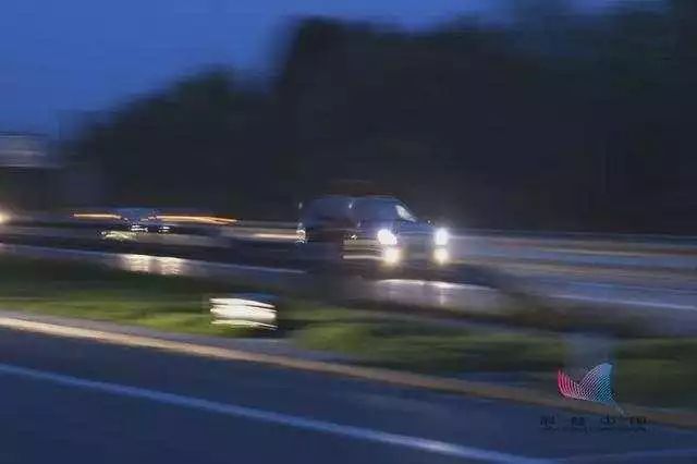 一个是红灯为什么一路是红灯,为什么有的时候遇到红灯也可以走