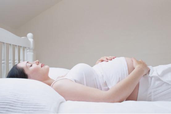 孕晚期怎么让胎儿翻身,孕晚期睡觉翻身会影响胎儿吗