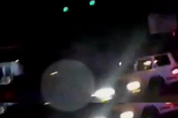 不系安全带拐弯飞出,小孩子坐车不系安全带被甩出车外