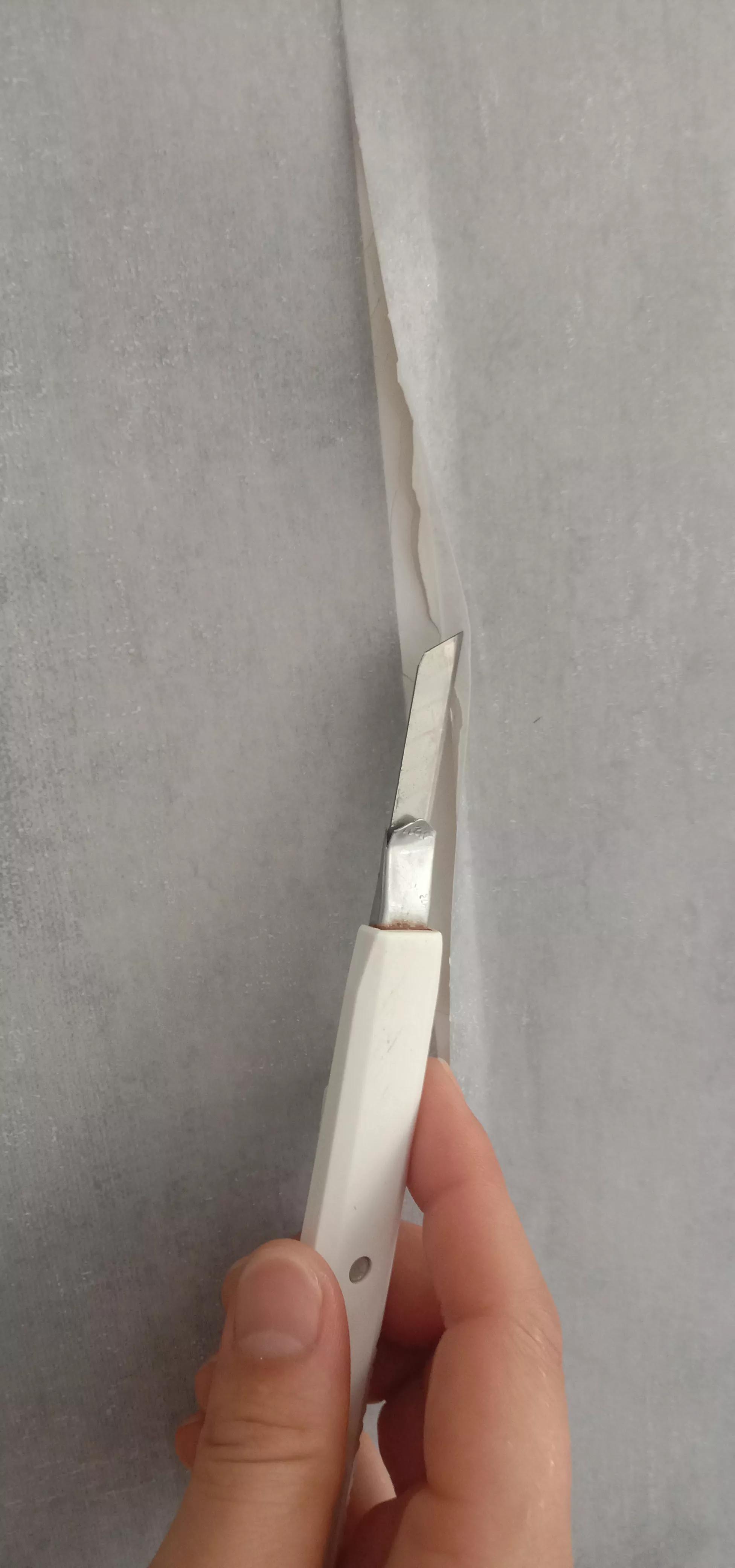 家里壁纸破了洞怎么遮盖,家里贴的壁纸有裂缝怎么处理