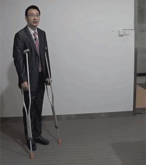 双侧腿拄拐的正确方法,下肢轻微负重拄拐的正确方法